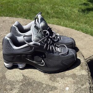 Nike Dual-Tone Black and Gray Sneakers Nike Shox😎